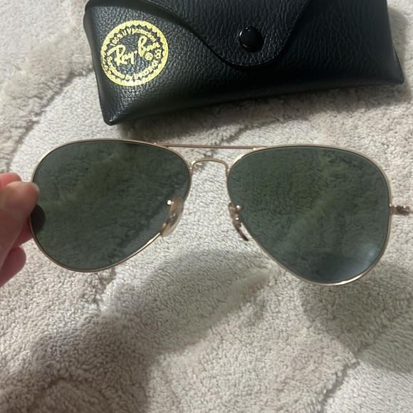 Ray-Ban Classic Aviators - Picture 3 of 4